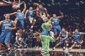 世界杯网站-C罗跨界NBA？雄鹿奇兵逆天防守破纪录，全网炸锅！